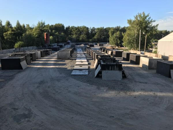 Gotowe szamba betonowe na placu w Starachowicach